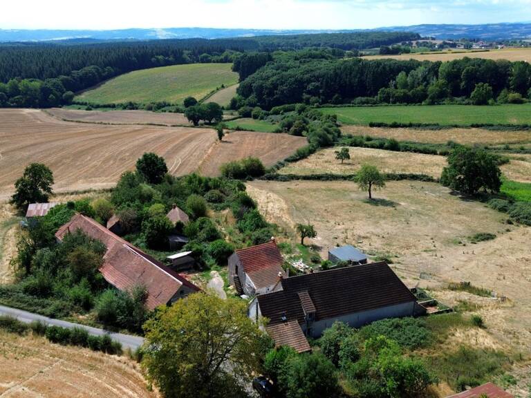 Écrin de verdure & potentiel d'exception : Ensemble immobilier de charme sur plus de 2 hectares à Lalizolle — photo 1