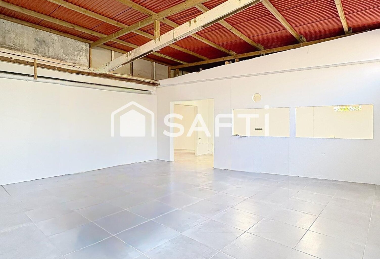 LE LAMENTIN : A LOUER  LOCAL COMMERCIAL D'ENVIRON 135 m²,  UN FORT POTENTIEL POUR VOTRE ACTIVITÉ ! — photo 1