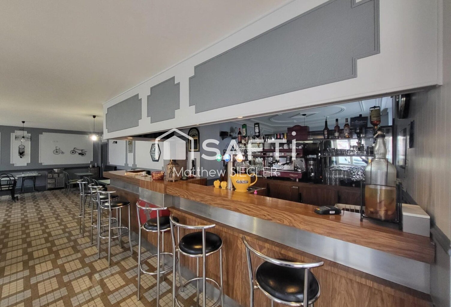 Bar/Restaurant avec bâtiment, jardin et grange, offrant un beau potentiel avec logement ou chambres d'hôtes à l'étage. — photo 1