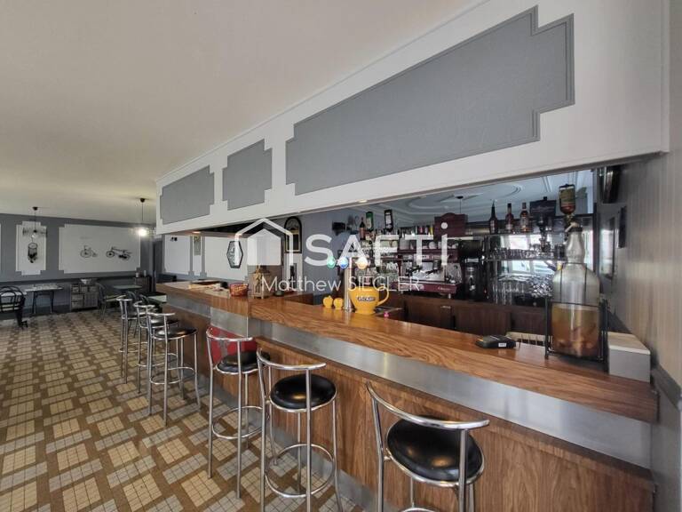 Bar/Restaurant avec bâtiment, jardin et grange, offrant un beau potentiel avec logement ou chambres d'hôtes à l'étage. — photo 1
