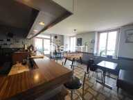 Bar/Restaurant avec bâtiment, jardin et grange, offrant un beau potentiel avec logement ou chambres d'hôtes à l'étage. — photo 2