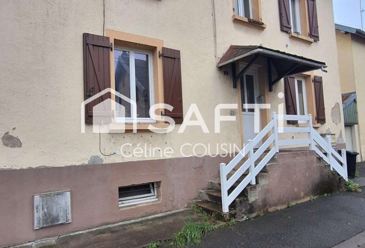 Immeuble dans une impasse avec garage, place de parking et jardin — photo 1