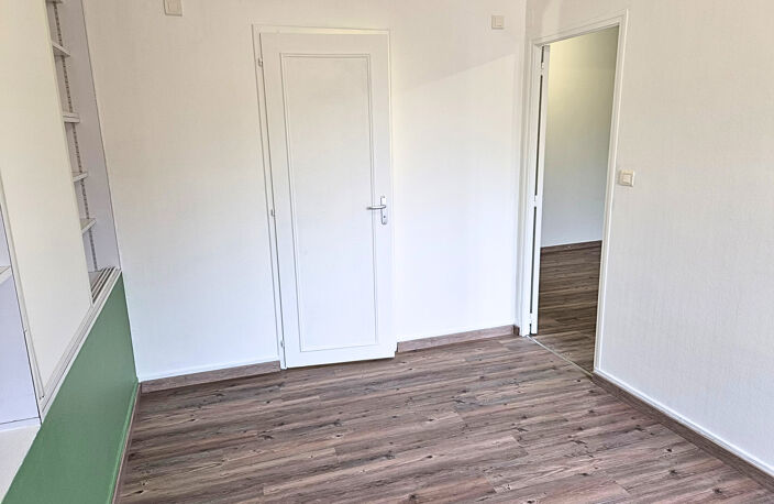 APPARTEMENT T2 CENTRE VILLE - 1ER ETAGE — photo 4