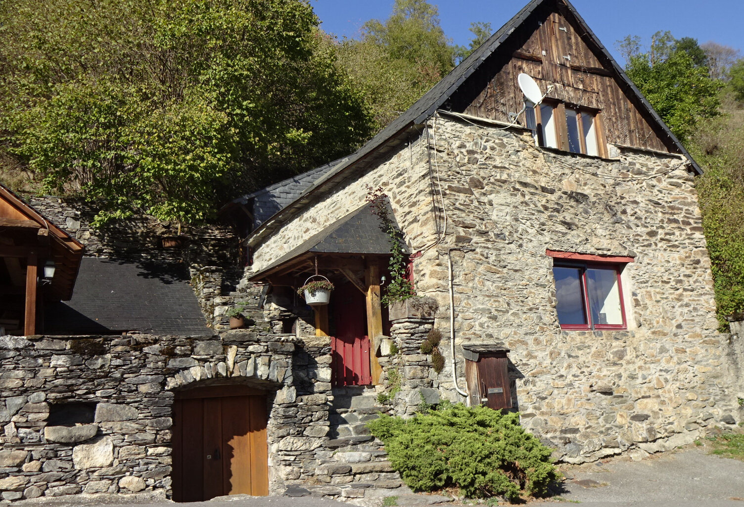 UNE GRANGE DE CHARME AU COEUR DES MONTAGNES PYRENEENNES — photo 1