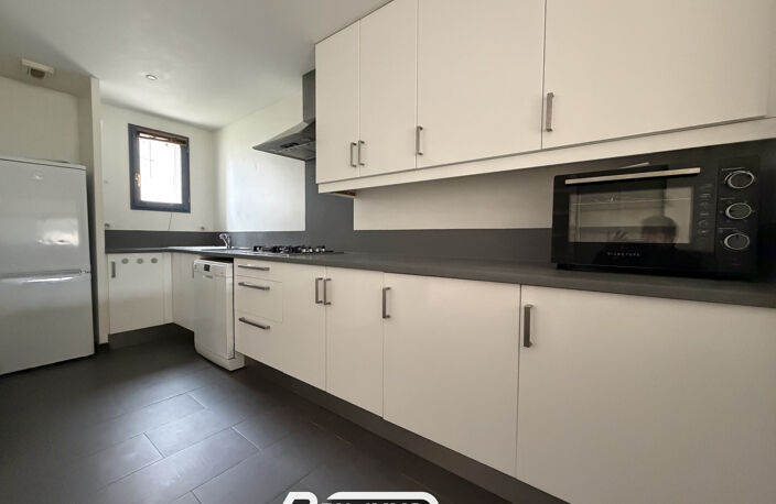 F2 DUPLEX DANS RÉSIDENCE CALME ET SÉCURISÉE — photo 3