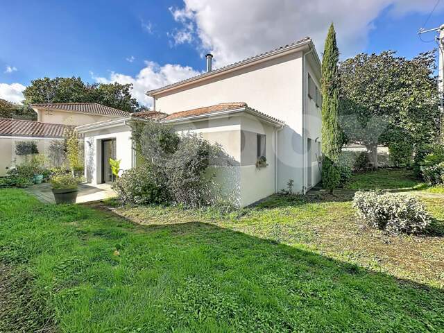 Maison familiale de 145 m² avec 4 chambres dont 2 de plain-pied ! — photo du bien