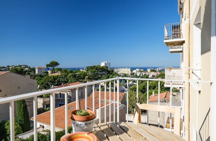 ROUCAS BLANC - T3 68m2 av BALCON , VUE PANO. MER & Ntre Dame ds res. av. PARKG — photo 2