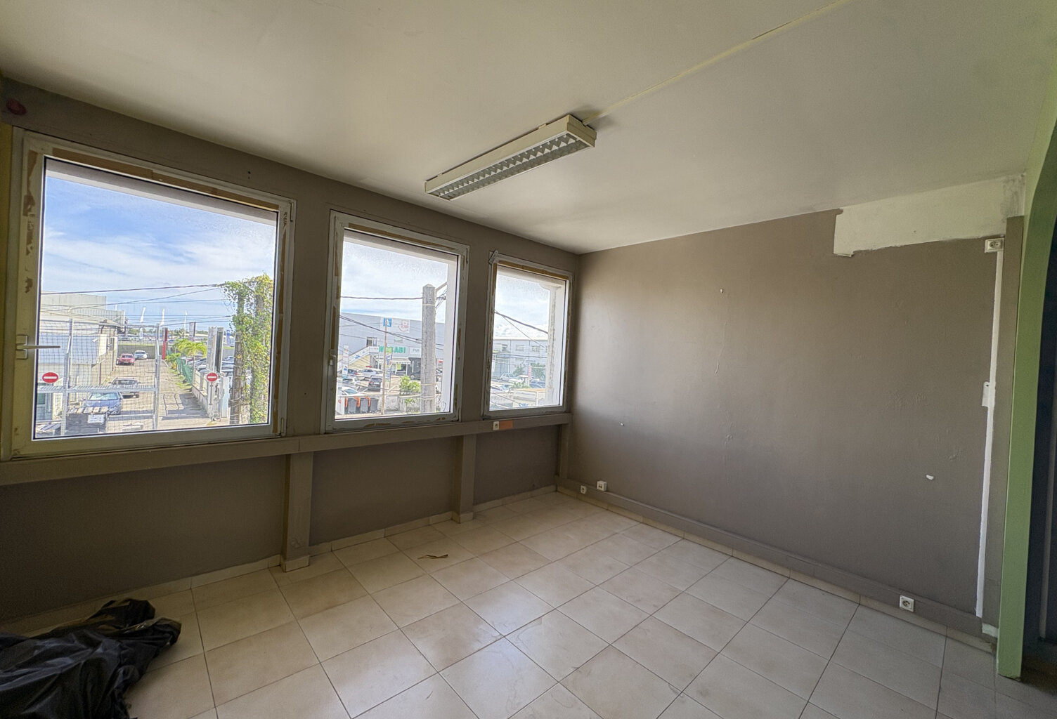 LOCAL PROFESSIONNEL JARRY 81M2 — photo 1