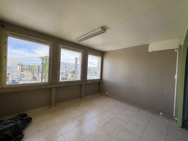 LOCAL PROFESSIONNEL JARRY 81M2 — photo du bien