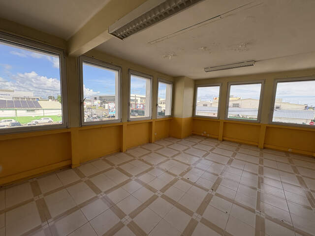 LOCAL PROFESSIONNEL JARRY 87M2 — photo du bien
