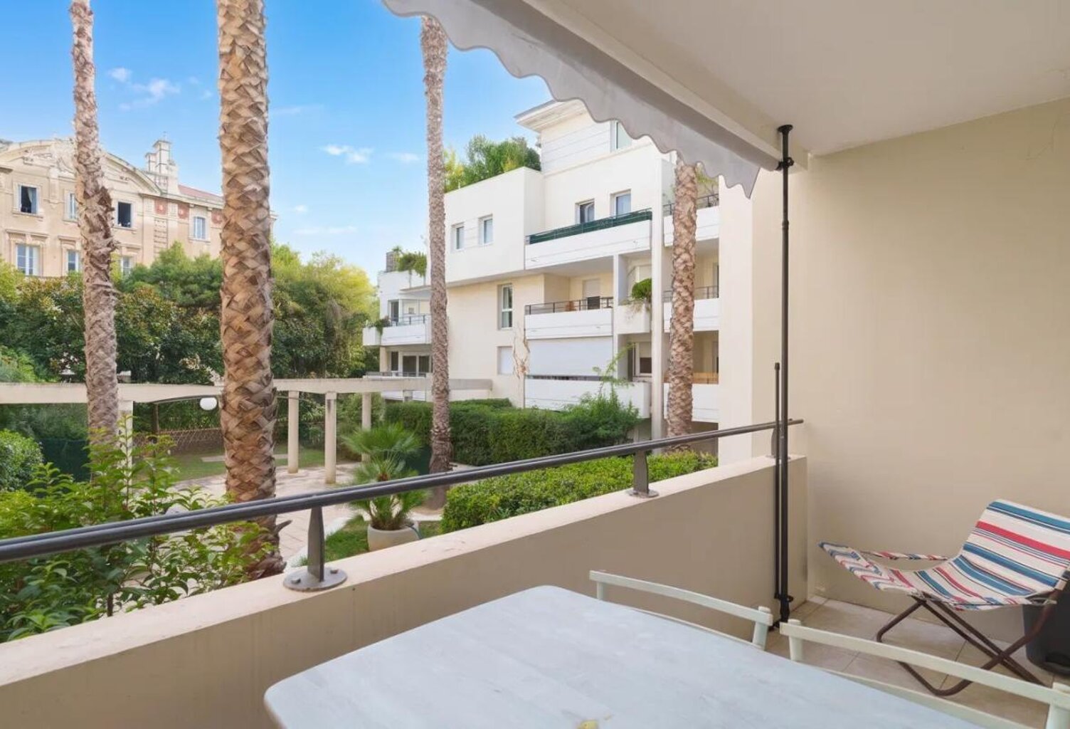 Référence : 7418-ASA - Studio avec terrasse et un grand garage — photo 1