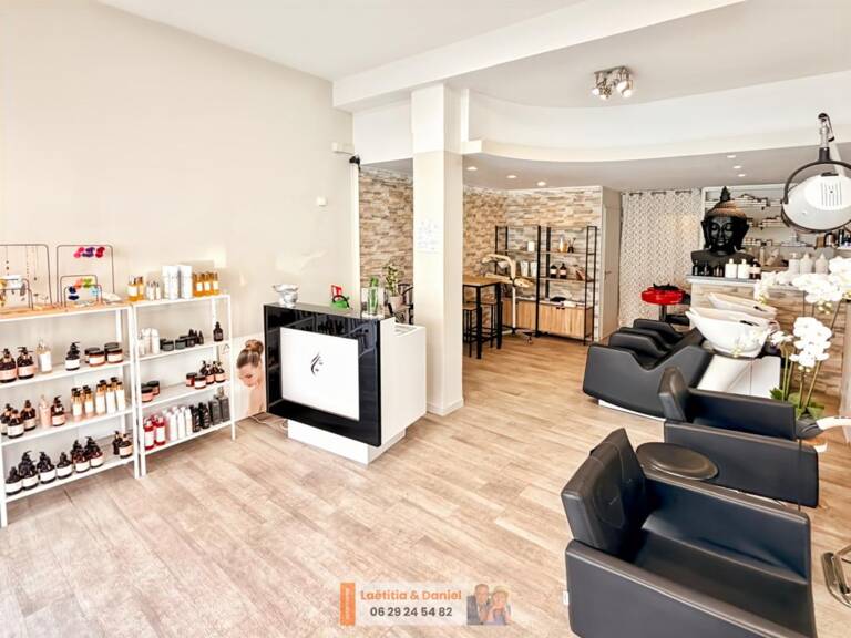 À VENDRE – SALON DE COIFFURE – BEL EMPLACEMENT  CENTRE-VILLE — photo 1