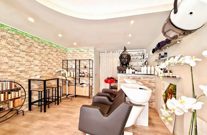 À VENDRE – SALON DE COIFFURE – BEL EMPLACEMENT  CENTRE-VILLE — photo 2