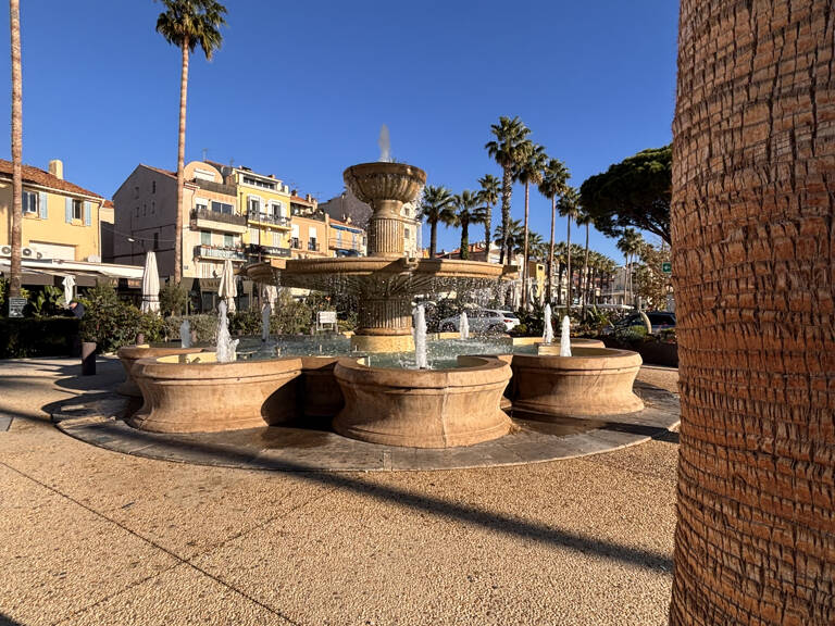 BANDOL CENTRE-VILLE   APPARTEMENT T2 AU DERNIER ÉTAGE AVEC GRANDE TERRASSE — photo 1