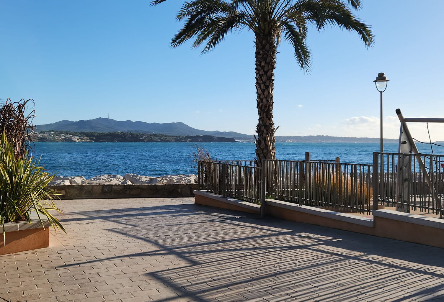 SANARY-SUR-MER   T4 DE 133,42 M2 AVEC 3 TERRASSES ET CABINE DE PLAGE PRIVÉE — photo 1