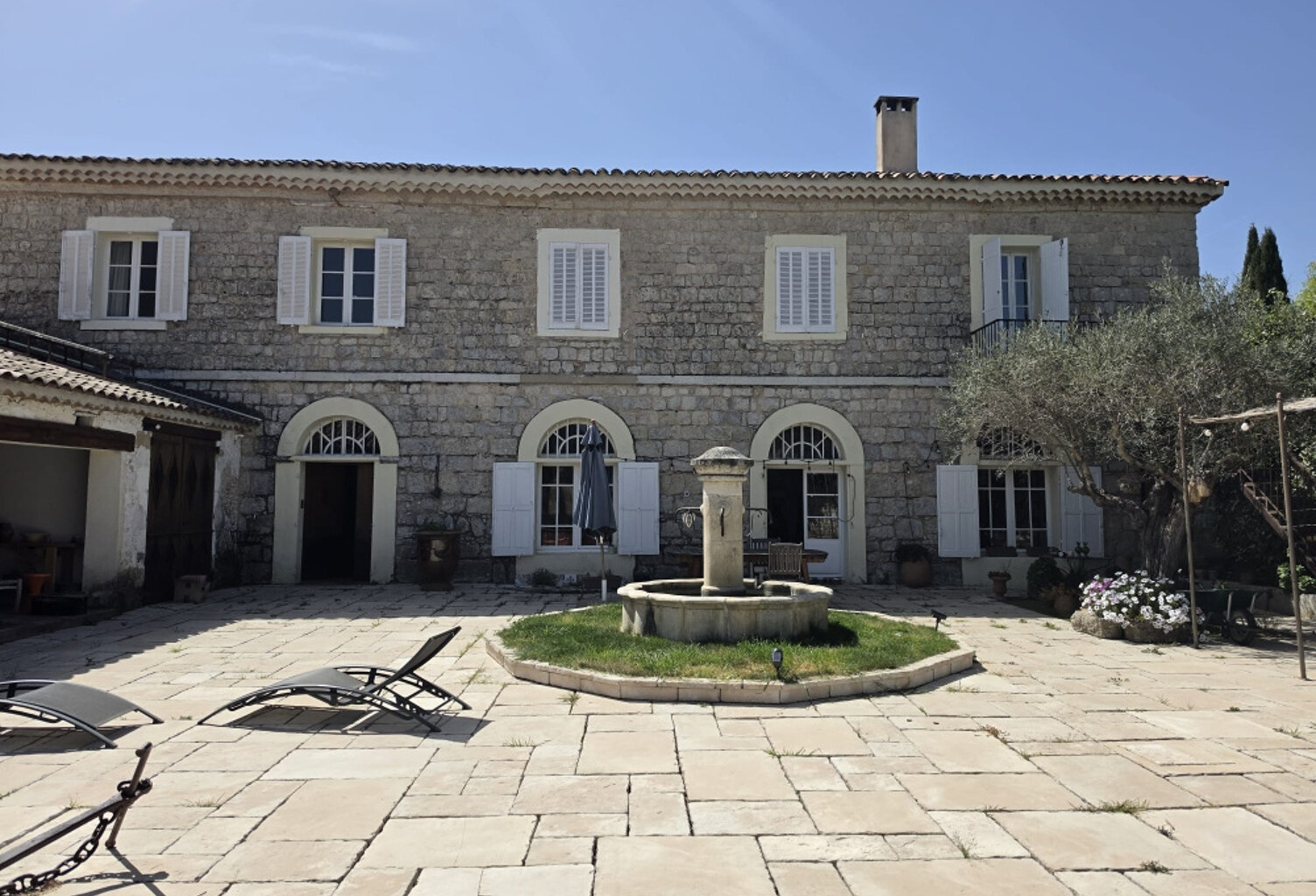 LE CASTELLET   PROPRIÉTÉ DE MAÎTRE DE 420 M2 AVEC TERRAIN CONSTRUCTIBLE, UN BIEN RARE À FORT POTENTIEL — photo 1