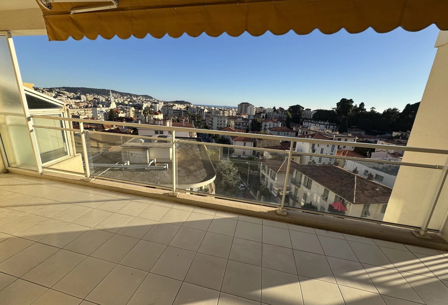 VENTE – Appartement 3 pièces NICE | Vue panoramique mer & ville, — photo 1