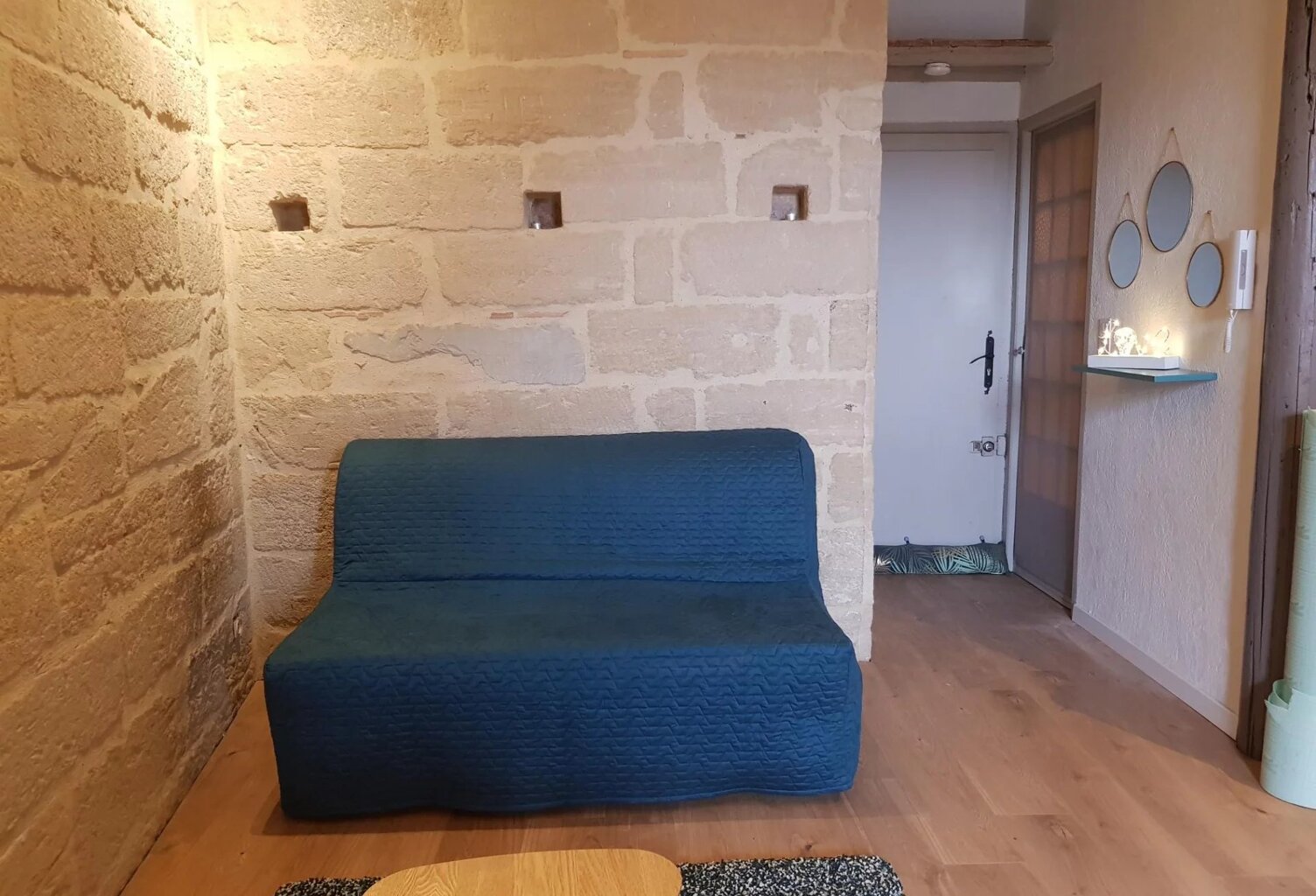 STUDIO MEUBLE AVEC TERRASSE A LOUER — photo 1