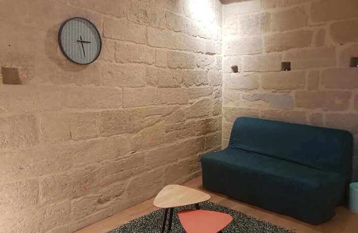 STUDIO MEUBLE AVEC TERRASSE A LOUER — photo 3