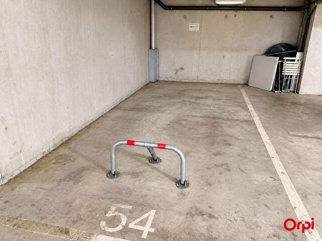 Parking À Louer - Résidence fermée — photo du bien