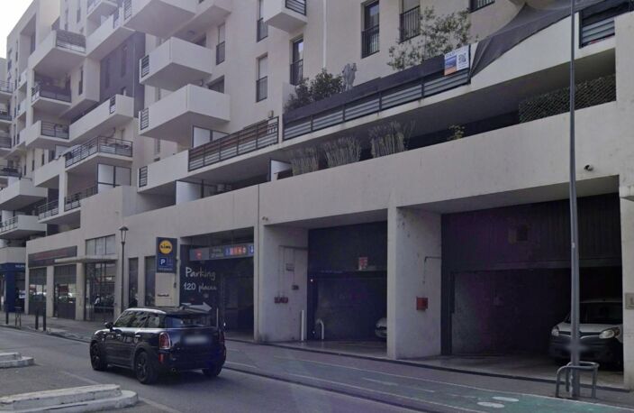 Parking À Louer - Résidence fermée — photo 2
