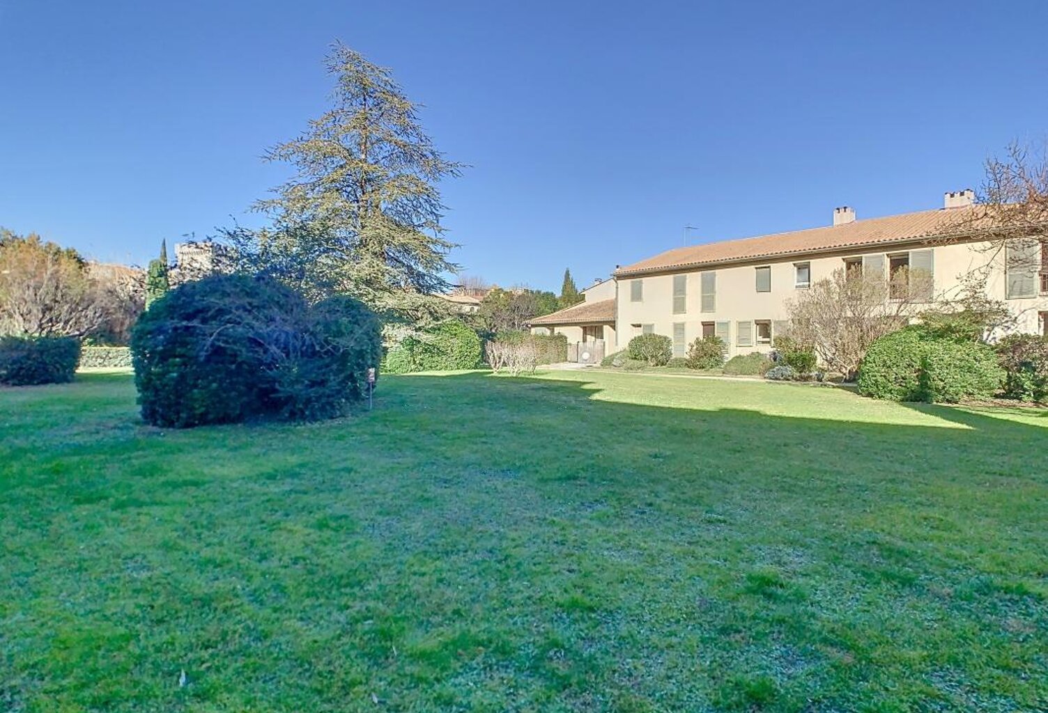 À LOUER – Appartement T2 meublé avec grande terrasse – Villeneuve-lès-Avignon — photo 1