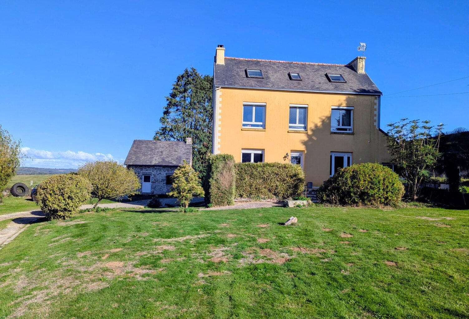 🏡 MAISON AVEC GITE, DEPENDANCE ET GRAND TERRAIN A CORAY — photo 1