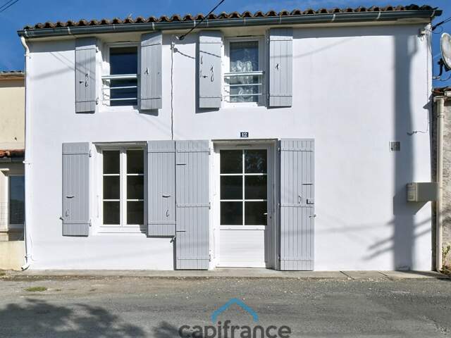 Maison à vendre 3 pièces VILLENEUVE LA COMTESSE (17)avec jardin clos de 700m² et garage — photo du bien