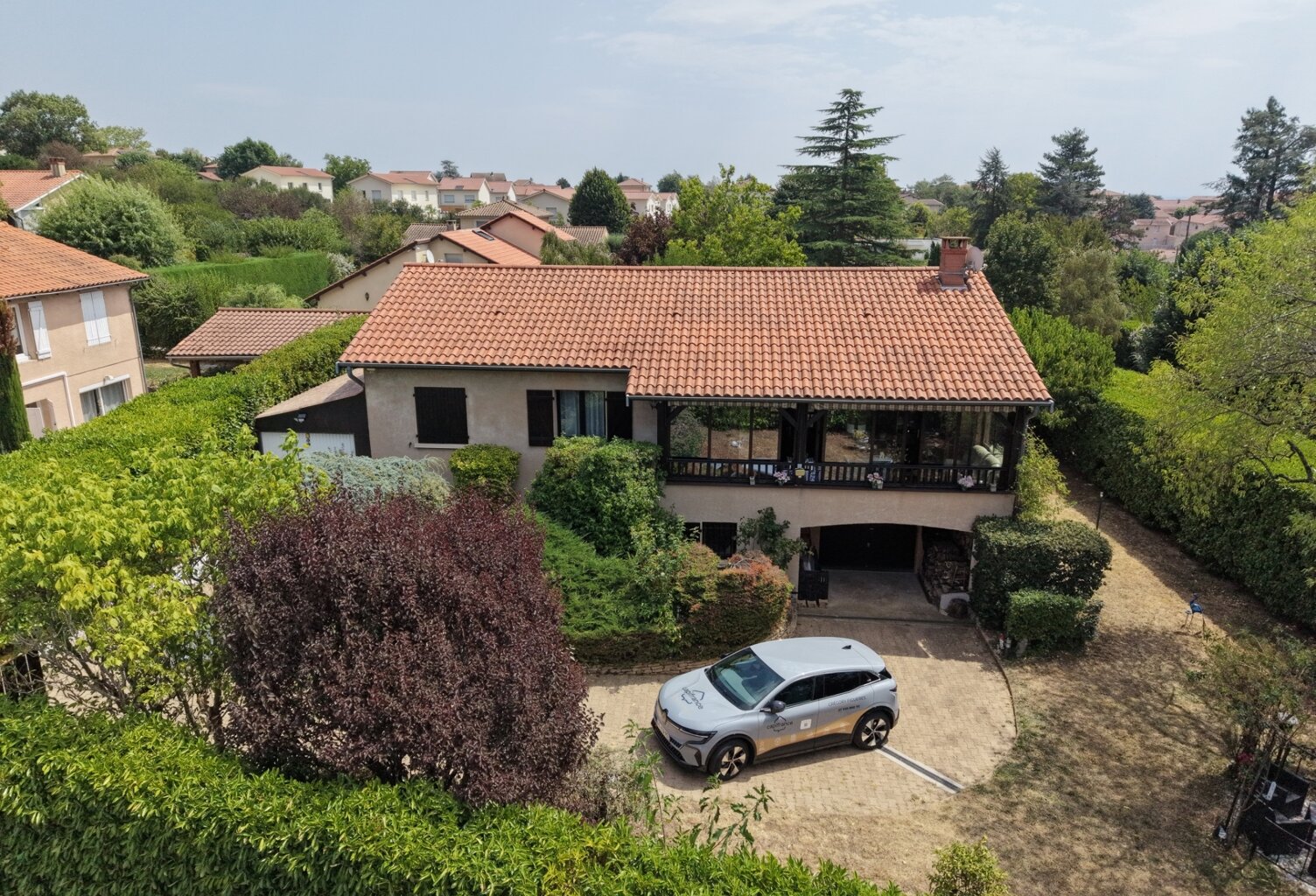 CHAPONOST – Élégante maison familiale avec possibilité de deux logements indépendants – Terrain de 802 m² — photo 1