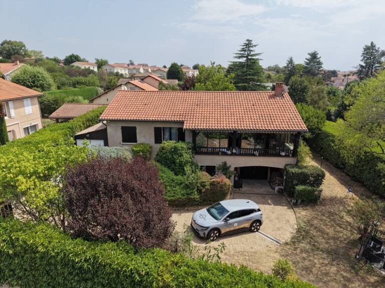 CHAPONOST – Élégante maison familiale avec possibilité de deux logements indépendants – Terrain de 802 m² — photo 1