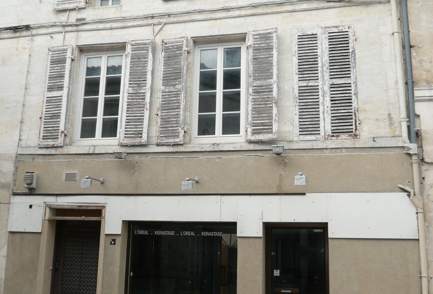 COGNAC Rue Piétonne A Vendre Local Commercial + Logement — photo 1