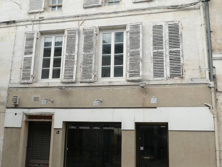COGNAC Rue Piétonne A Vendre Local Commercial + Logement — photo 1