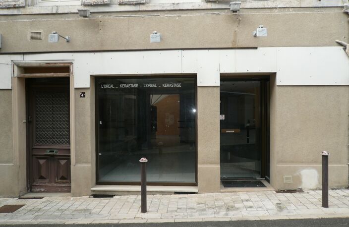 COGNAC Rue Piétonne A Vendre Local Commercial + Logement — photo 2