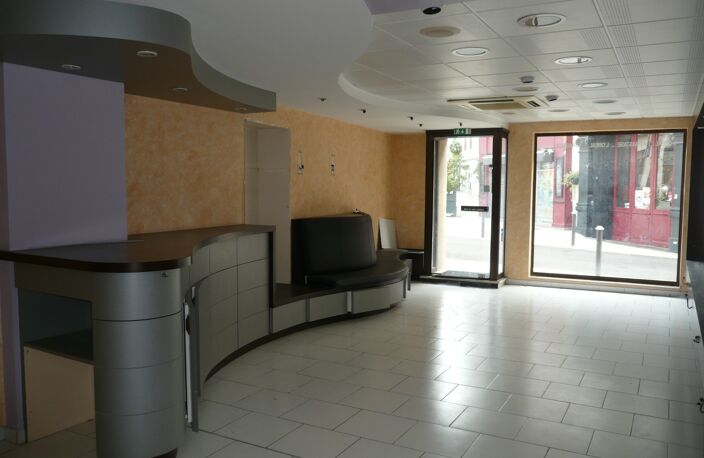 COGNAC Rue Piétonne A Vendre Local Commercial + Logement — photo 5