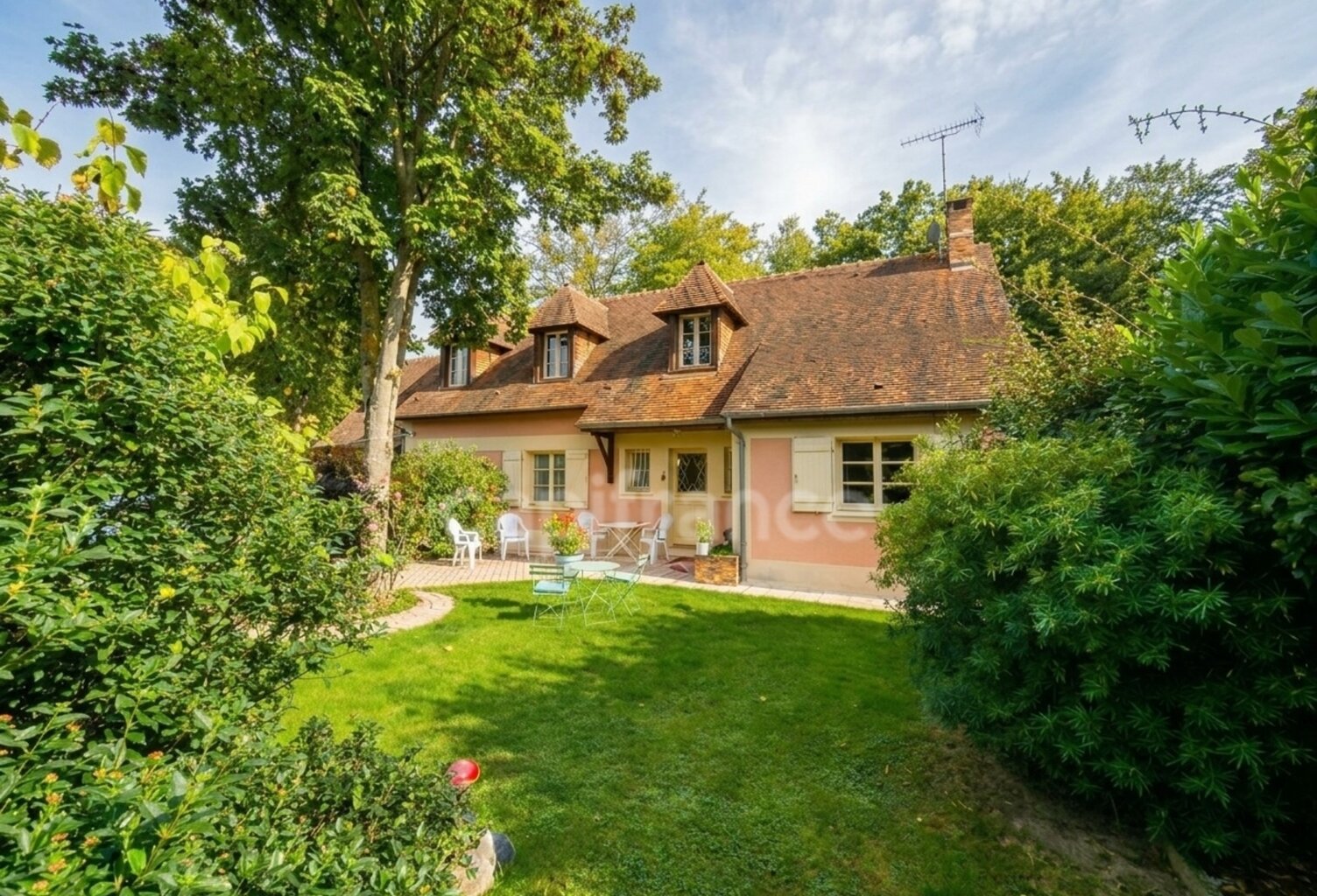 Giverny centre – Demeure 7 pièces avec piscine — photo 1