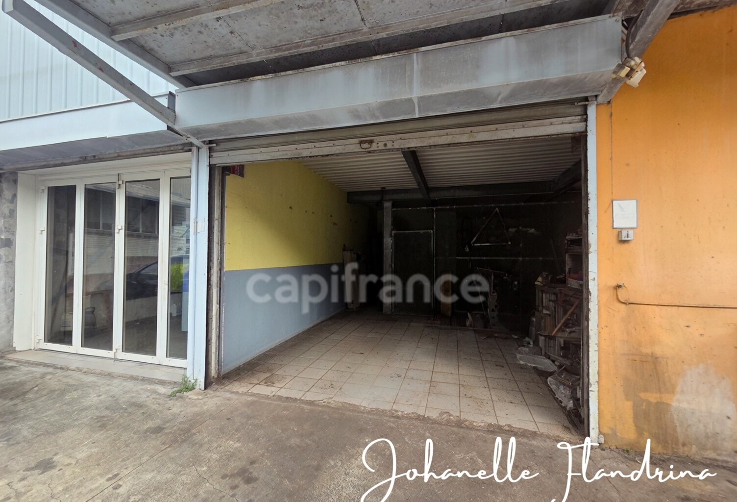 Jarry – Local professionnel sur 2 niveaux avec showroom/stockage et bureau - rue de l'industrie — photo 1