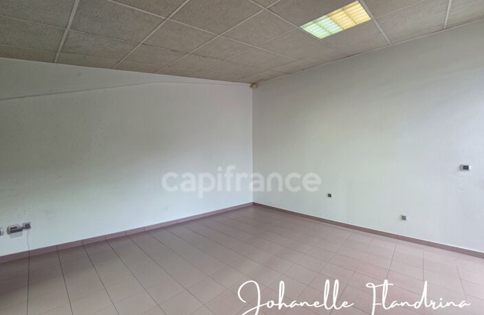 Jarry – Local professionnel sur 2 niveaux avec showroom/stockage et bureau - rue de l'industrie — photo 5