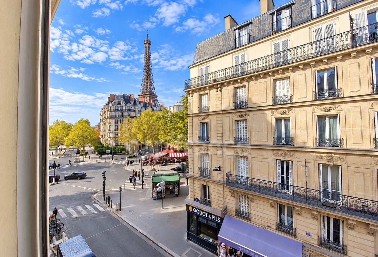 Paris 7ᵉ – Rue Saint-Dominique – Vue exceptionnelle sur la tour Eiffel — photo 1