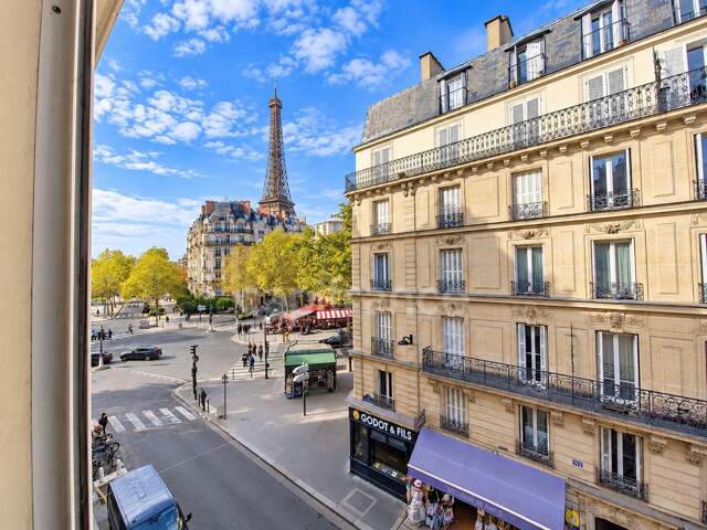 Paris 7ᵉ – Rue Saint-Dominique – Vue exceptionnelle sur la tour Eiffel — photo du bien