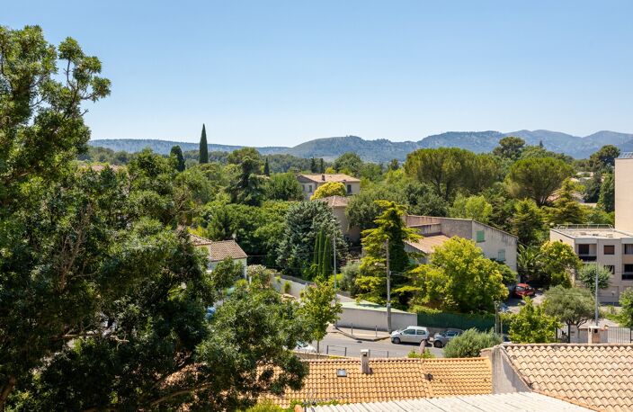 **AUBAGNE… COMME UNE MAISON… DUPLEX DE CARACTÈRE… 3 CHAMBRES… CHARME ET LUMINOSITÉ** — photo 3