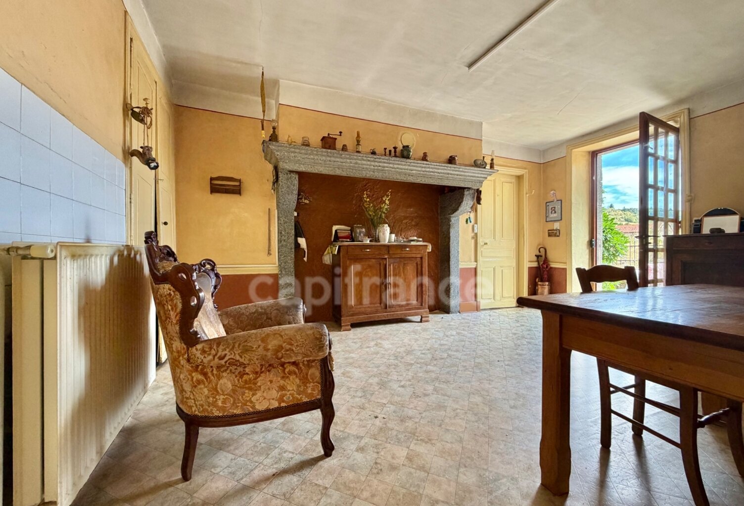 MAISON EN PIERRE DE 150 M2, COMBLES AMÉNAGEABLES DE 75 M2, 4 CHAMBRES, GARAGE DE 40 M2, TERRAIN DE 2 000 M2 + 9 383 M2 EN FERMAGE, PUITS, FIBRE OPTIQUE, CAVES, GROS TRAVAUX À PRÉVOIR — photo 1