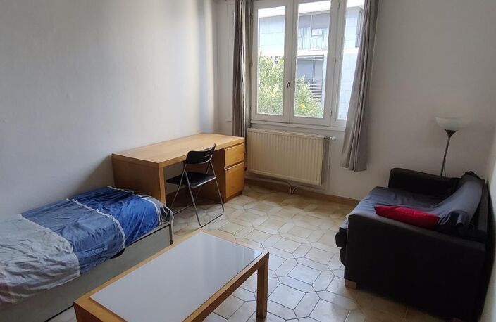 114 avenue Roger Salengro Villeurbanne 69100 - T3 Meublé - 990€CC — photo 2