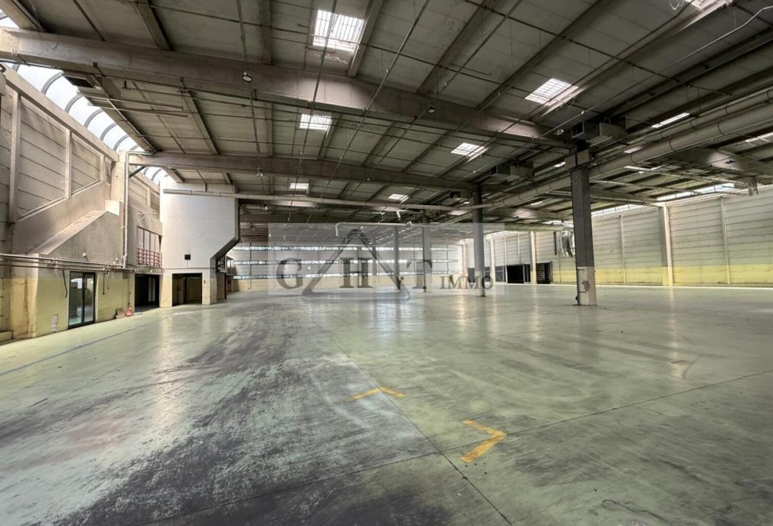 EXCLUSIVITE 3500 m² entrepot bureaux à vendre à LOGNES — photo 1