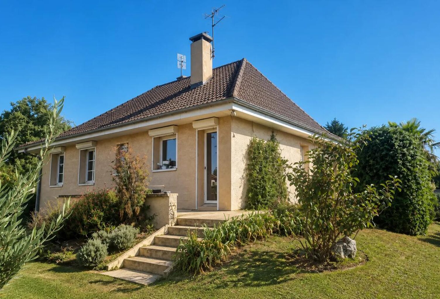 Maison de 6 pièces de 145 m² et d'un sous sol de 105m2 aux Echets (Miribel) — photo 1