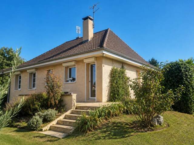 Maison de 6 pièces de 145 m² et d'un sous sol de 105m2 aux Echets (Miribel) — photo du bien