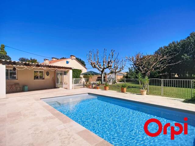 Maison familiale des années 50 avec piscine sur 1 200 m² de terrain — photo du bien
