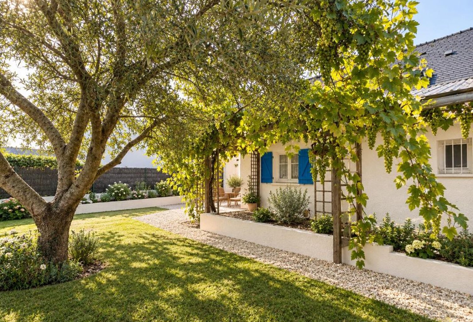 ARZON – Maison avec véranda, jardin arboré et beau potentiel de rénovation — photo 1