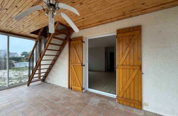 ARZON – Maison avec véranda, jardin arboré et beau potentiel de rénovation — photo 4