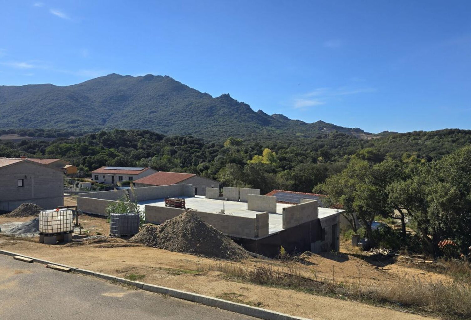 Sartène, dans un lotissement calme à 5 mn de Propriano, terrain avec maison en cours de construction — photo 1