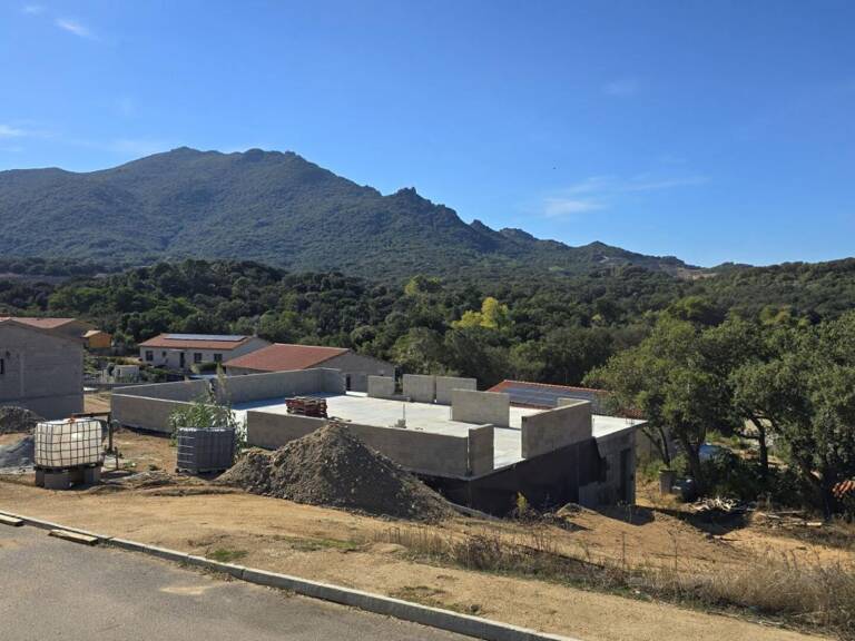 Sartène, dans un lotissement calme à 5 mn de Propriano, terrain avec maison en cours de construction — photo 1